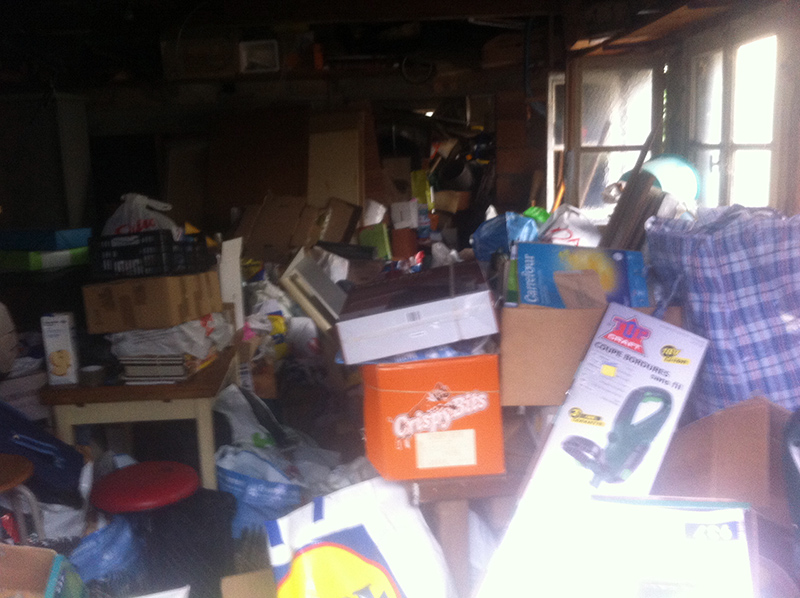 Une maison à Paris remplie d'ordures et encombrants